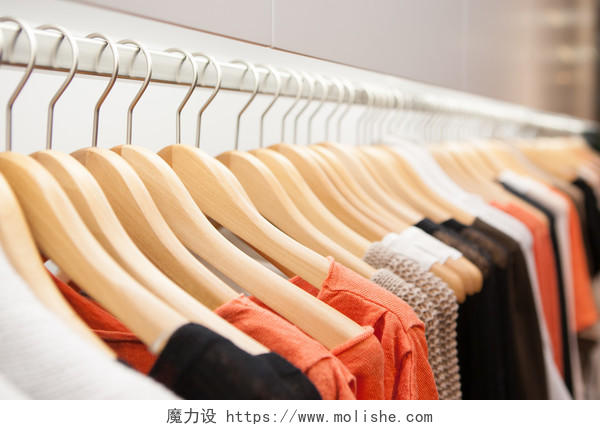 在澳大利亚墨尔本举行的设计师设计的服装商店里衣服挂在架子上